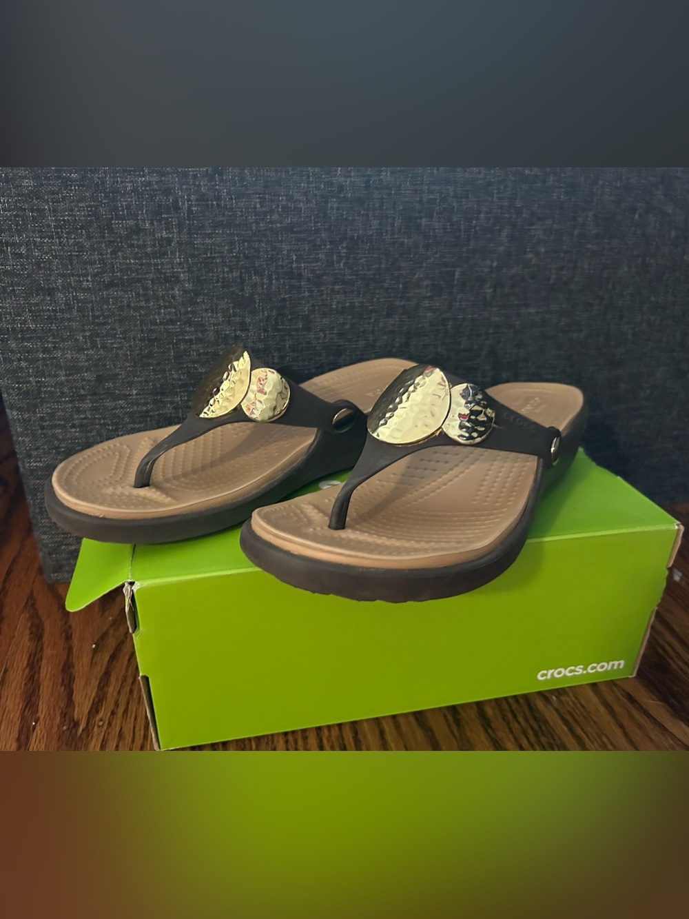 Crocs Sanrah Hammered Circle Wedge Flip Sandals sz 7